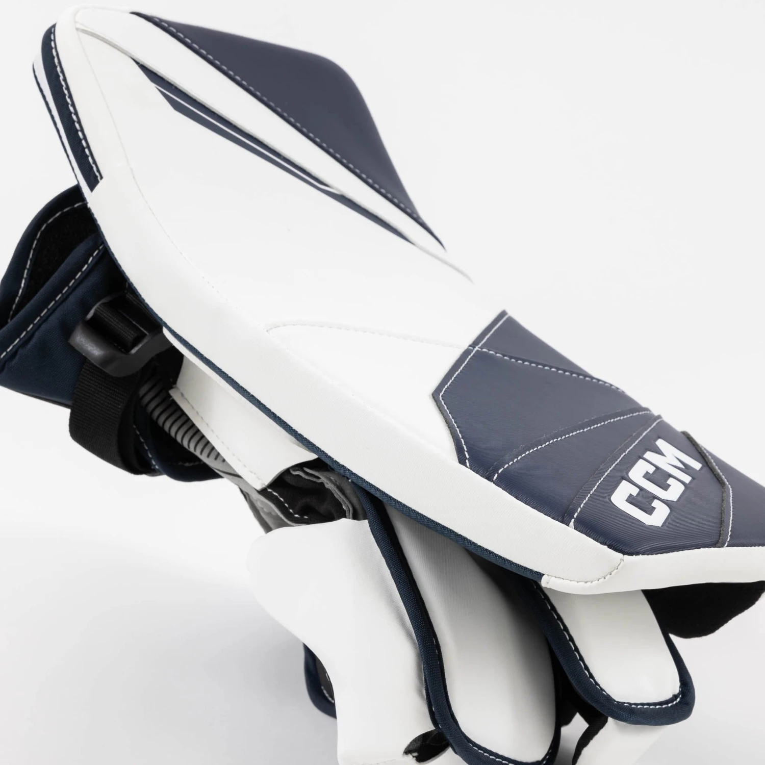 CCM Axis 2.9 Intermediate Goalie Blocker 4 CCM Axis 2.9 Intermediate Goalie Blocker - Image 4