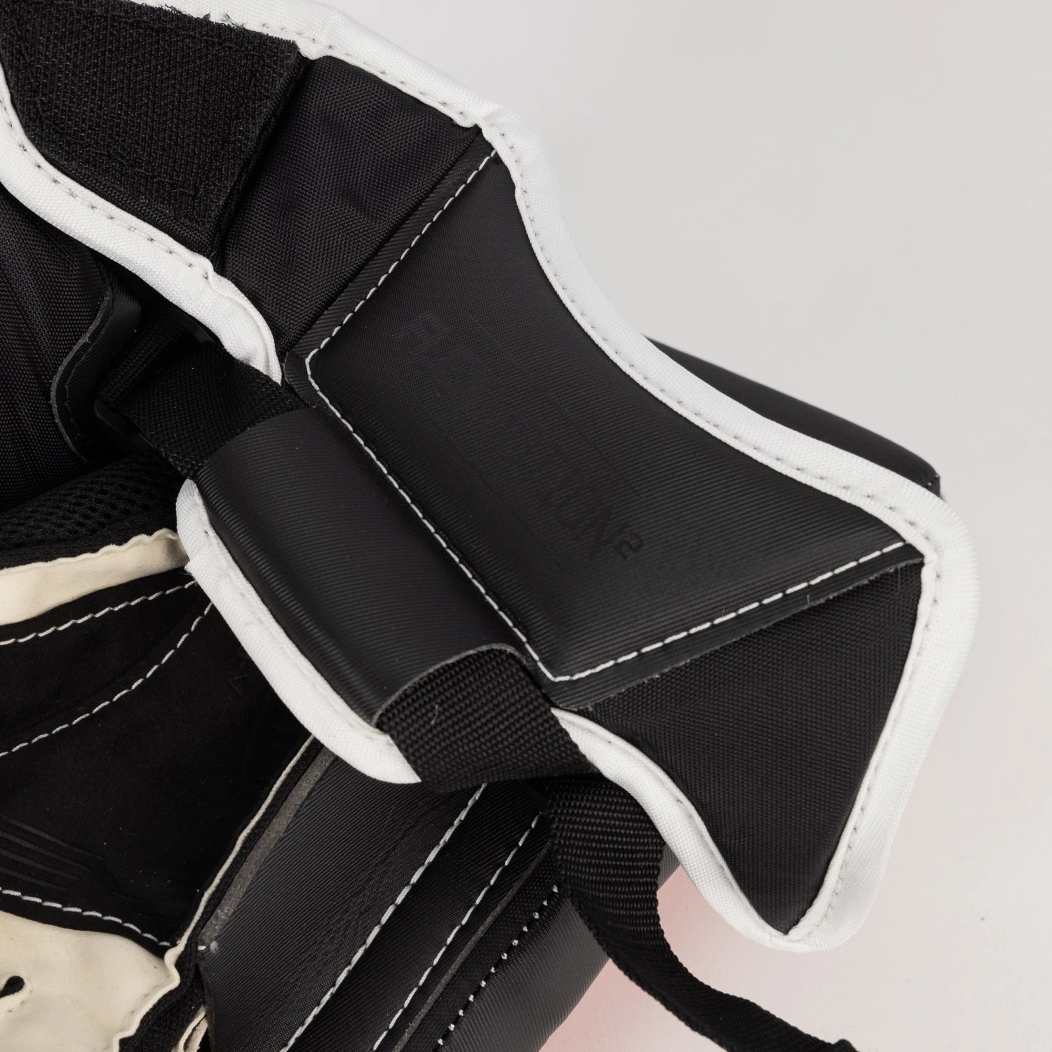 CCM Extreme Flex 6 Senior Goalie Blocker 9 CCM Extreme Flex 6 Senior Goalie Blocker - Image 9