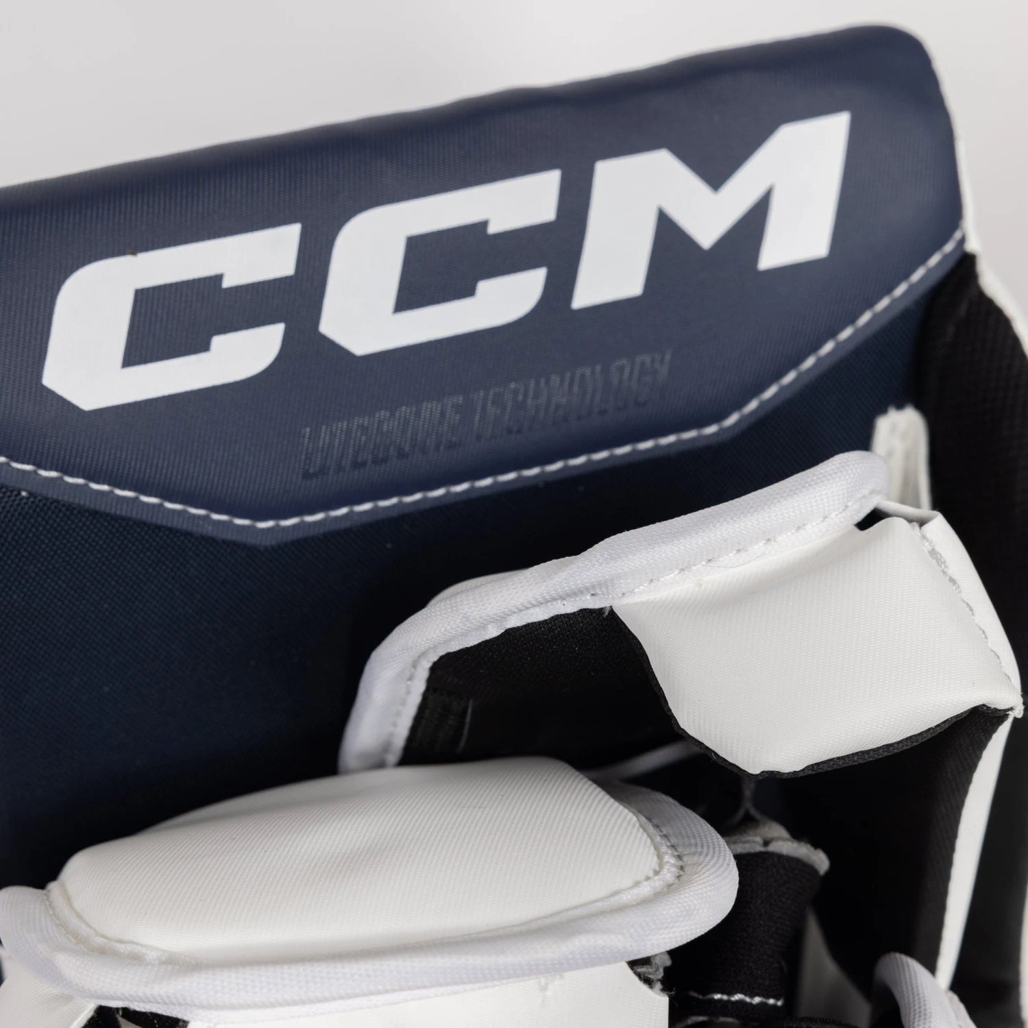 CCM Extreme Flex E6.5 Junior Goalie Blocker 4 CCM Extreme Flex E6.5 Junior Goalie Blocker - Image 4