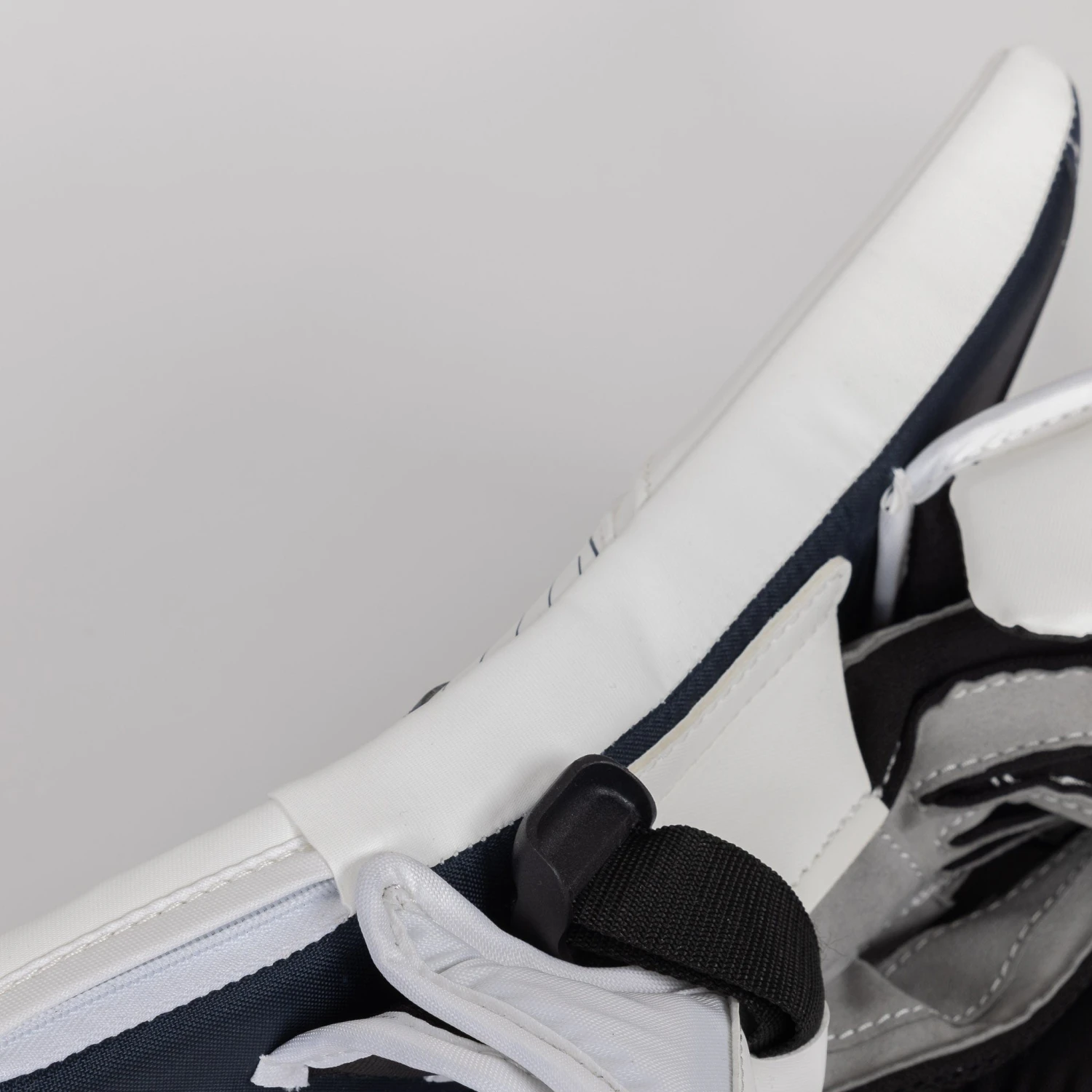 CCM Extreme Flex E6.5 Junior Goalie Blocker 8 CCM Extreme Flex E6.5 Junior Goalie Blocker - Image 8