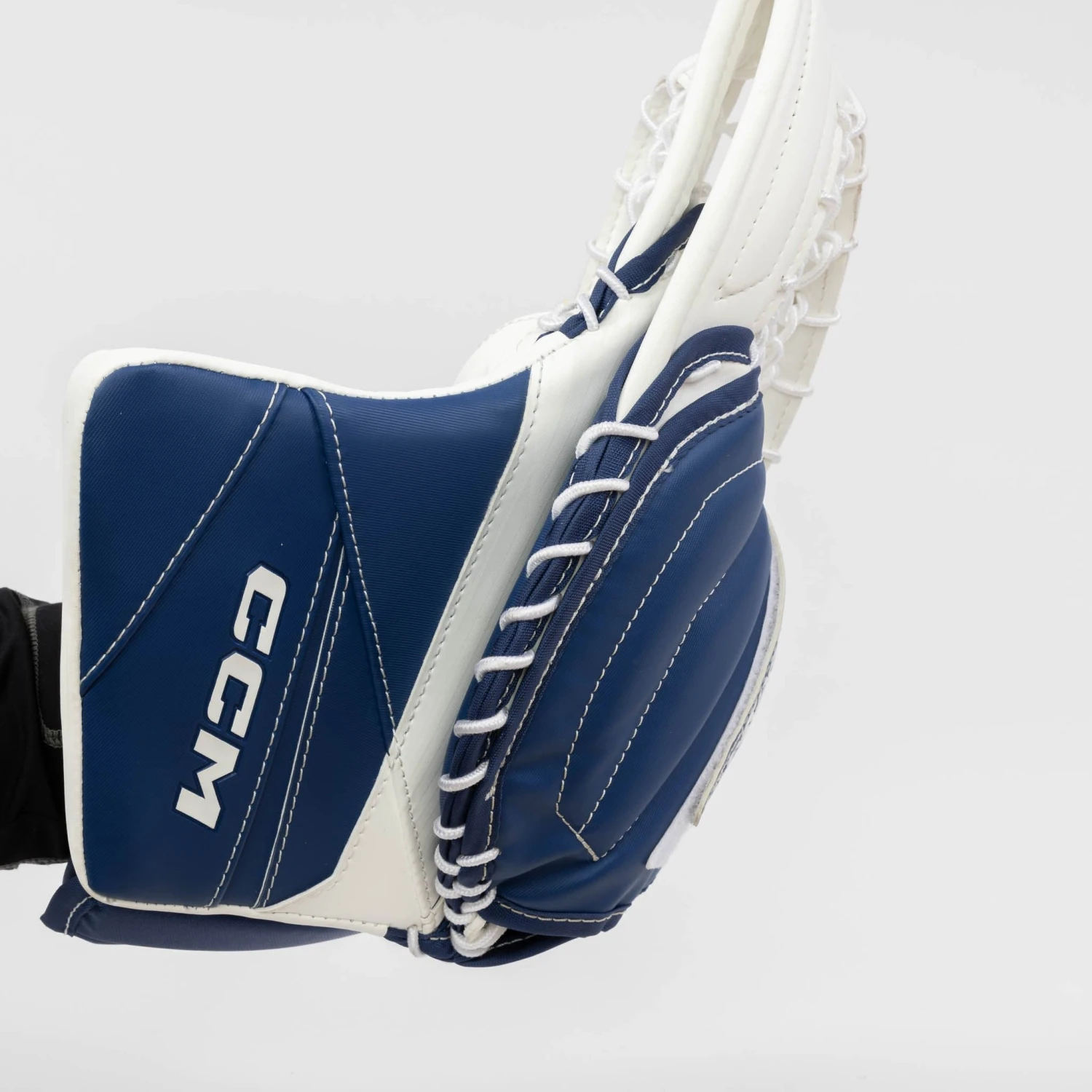 CCM Axis 2.5 Junior Goalie Catcher 2 CCM Axis 2.5 Junior Goalie Catcher - Image 2