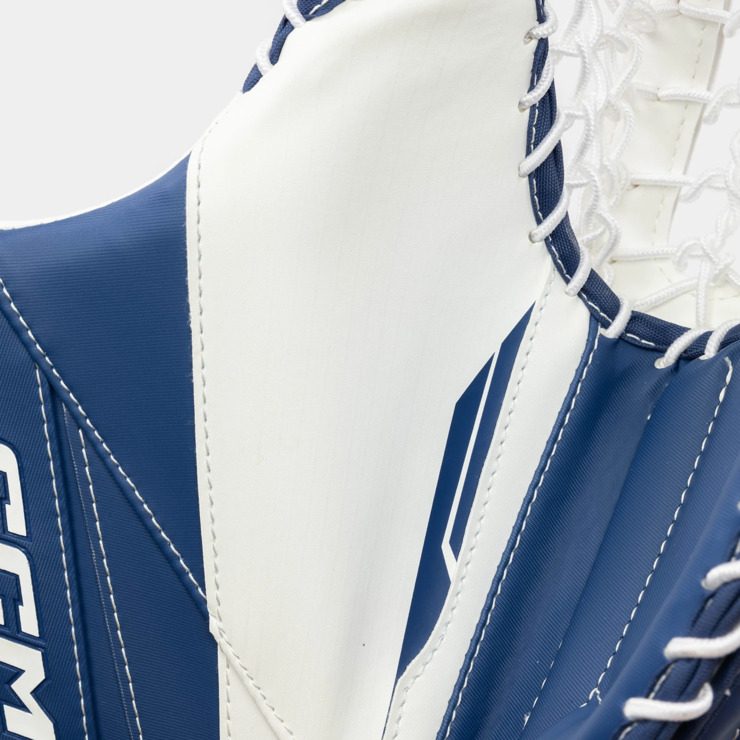 CCM Axis 2.5 Junior Goalie Catcher 7 CCM Axis 2.5 Junior Goalie Catcher - Image 7