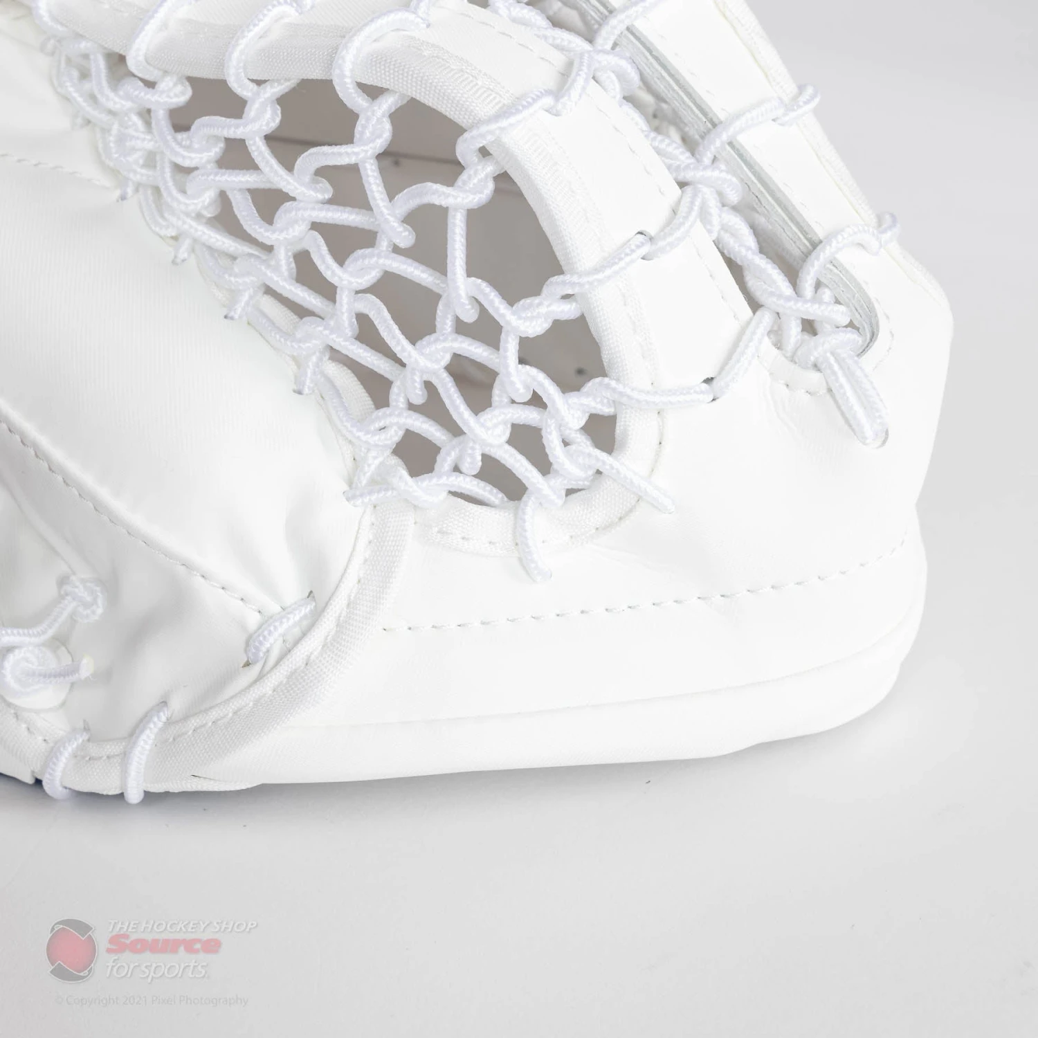 CCM Extreme Flex E5.5 Senior Goalie Catcher 10 CCM Extreme Flex E5.5 Senior Goalie Catcher - Image 10