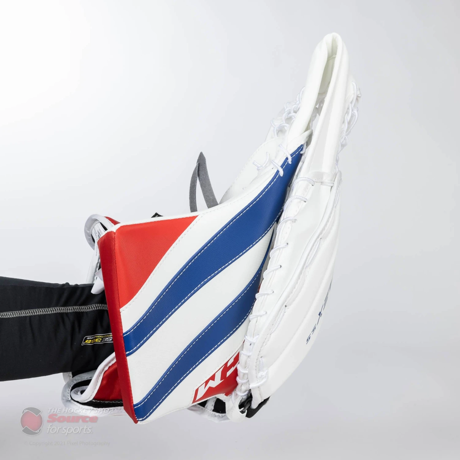 CCM Extreme Flex E5.5 Senior Goalie Catcher 2 CCM Extreme Flex E5.5 Senior Goalie Catcher - Image 2