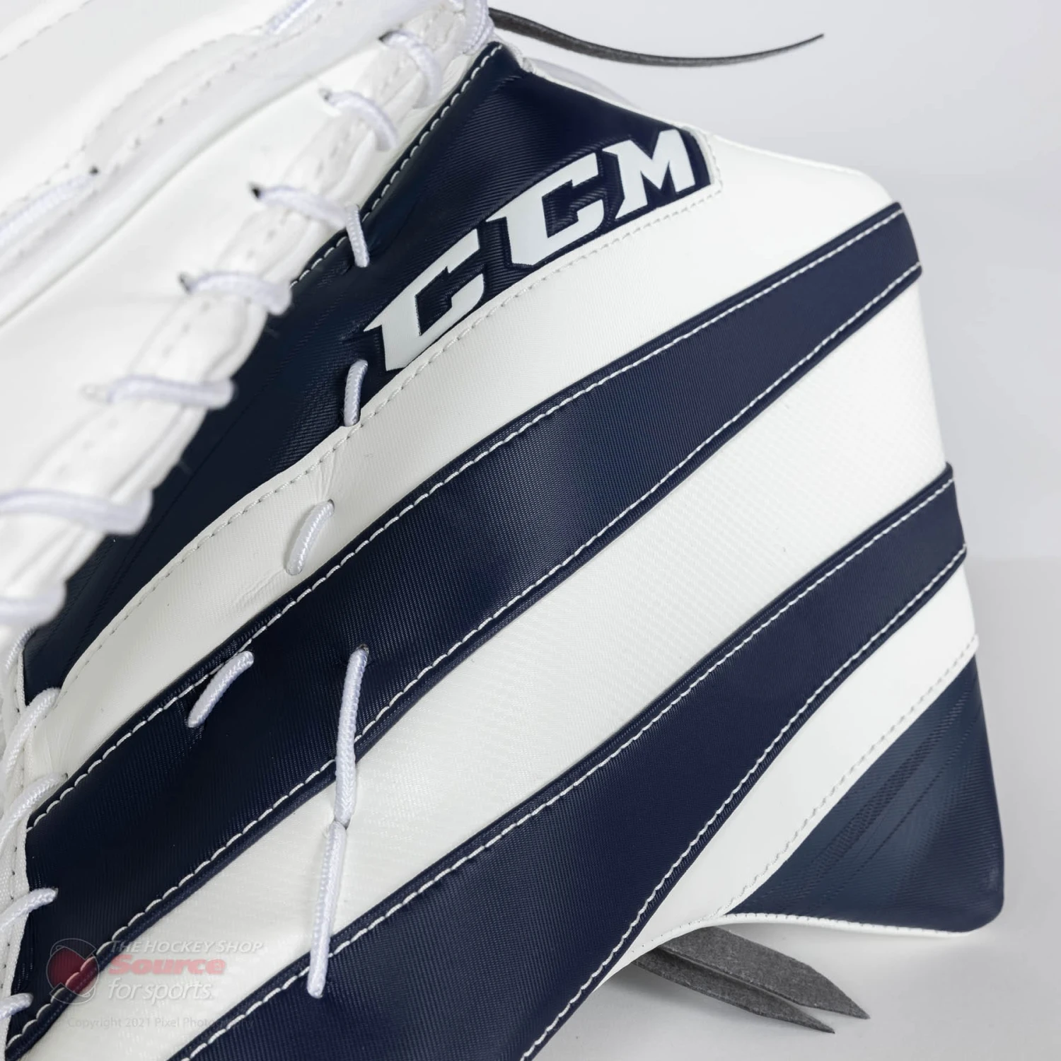 CCM Extreme Flex E5.9 Intermediate Goalie Catcher 5 CCM Extreme Flex E5.9 Intermediate Goalie Catcher - Image 5