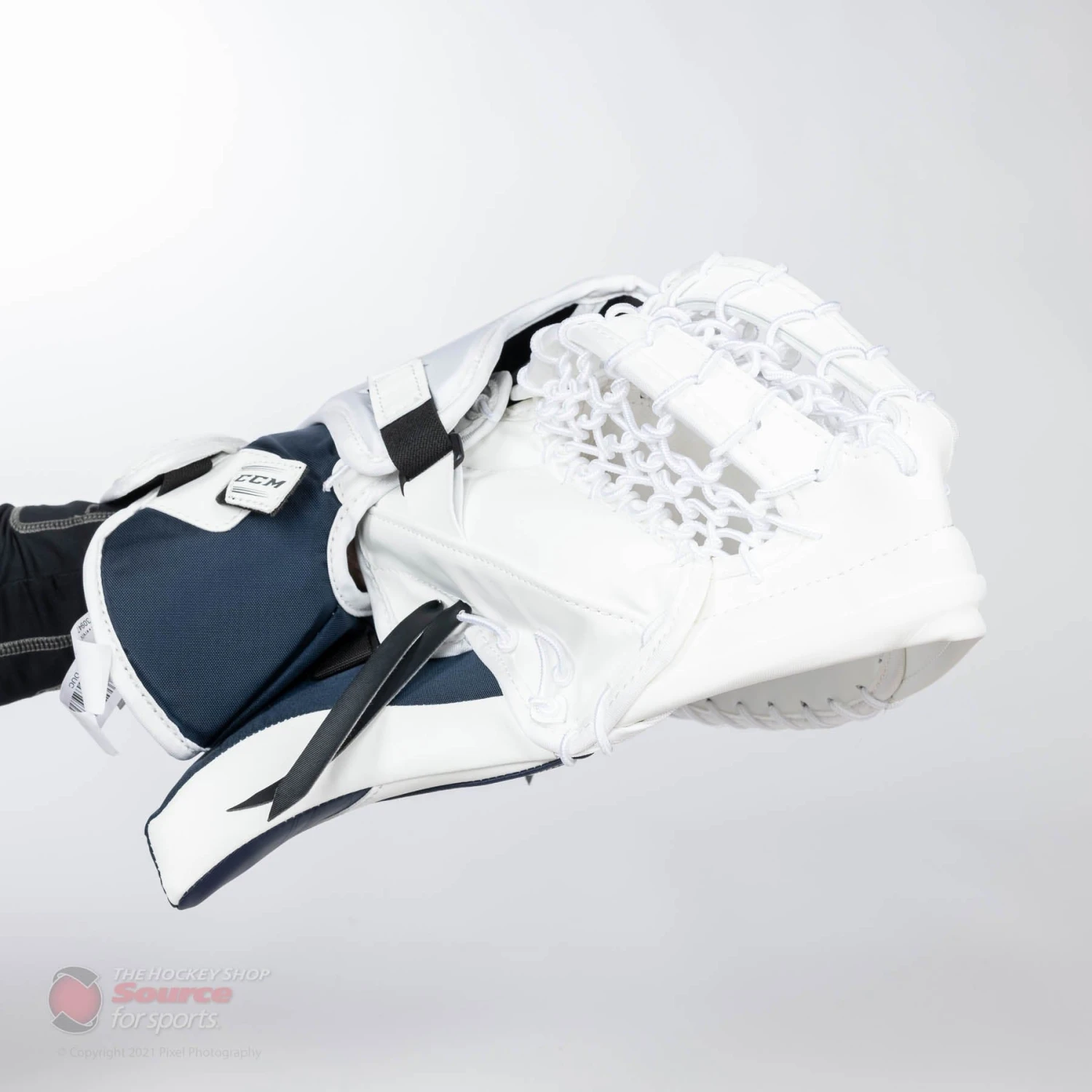 CCM Extreme Flex E5.9 Intermediate Goalie Catcher 8 CCM Extreme Flex E5.9 Intermediate Goalie Catcher - Image 8