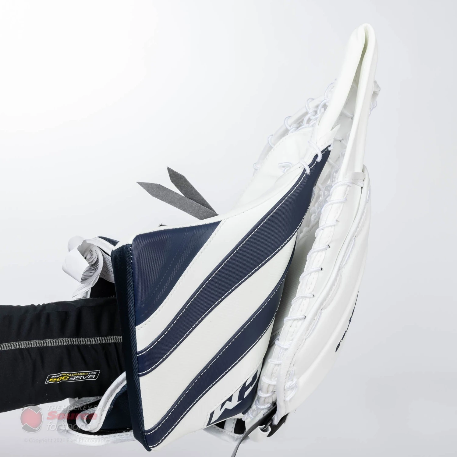 CCM Extreme Flex E5.9 Intermediate Goalie Catcher 2 CCM Extreme Flex E5.9 Intermediate Goalie Catcher - Image 2