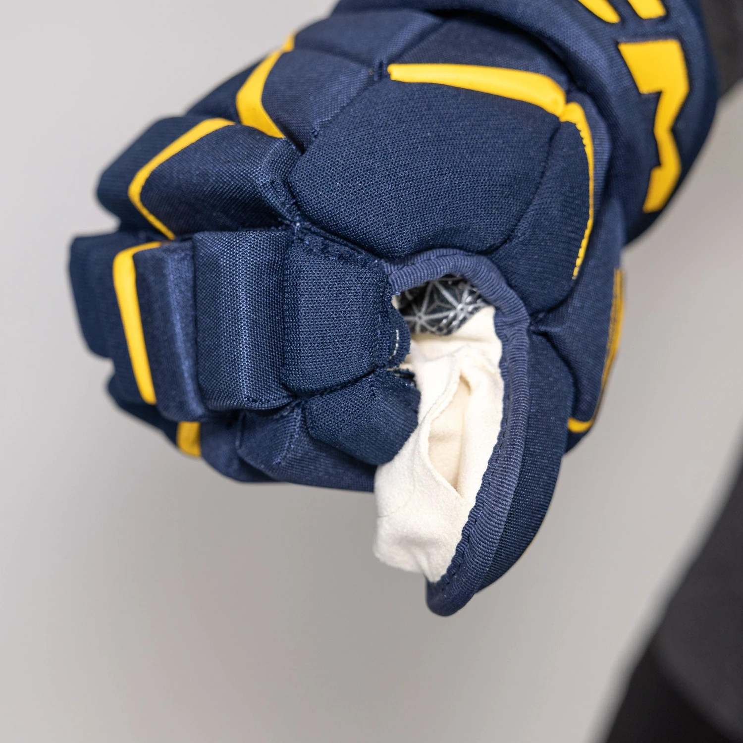 CCM Jetspeed FT680 Junior Hockey Gloves 17 CCM Jetspeed FT680 Junior Hockey Gloves - Image 17