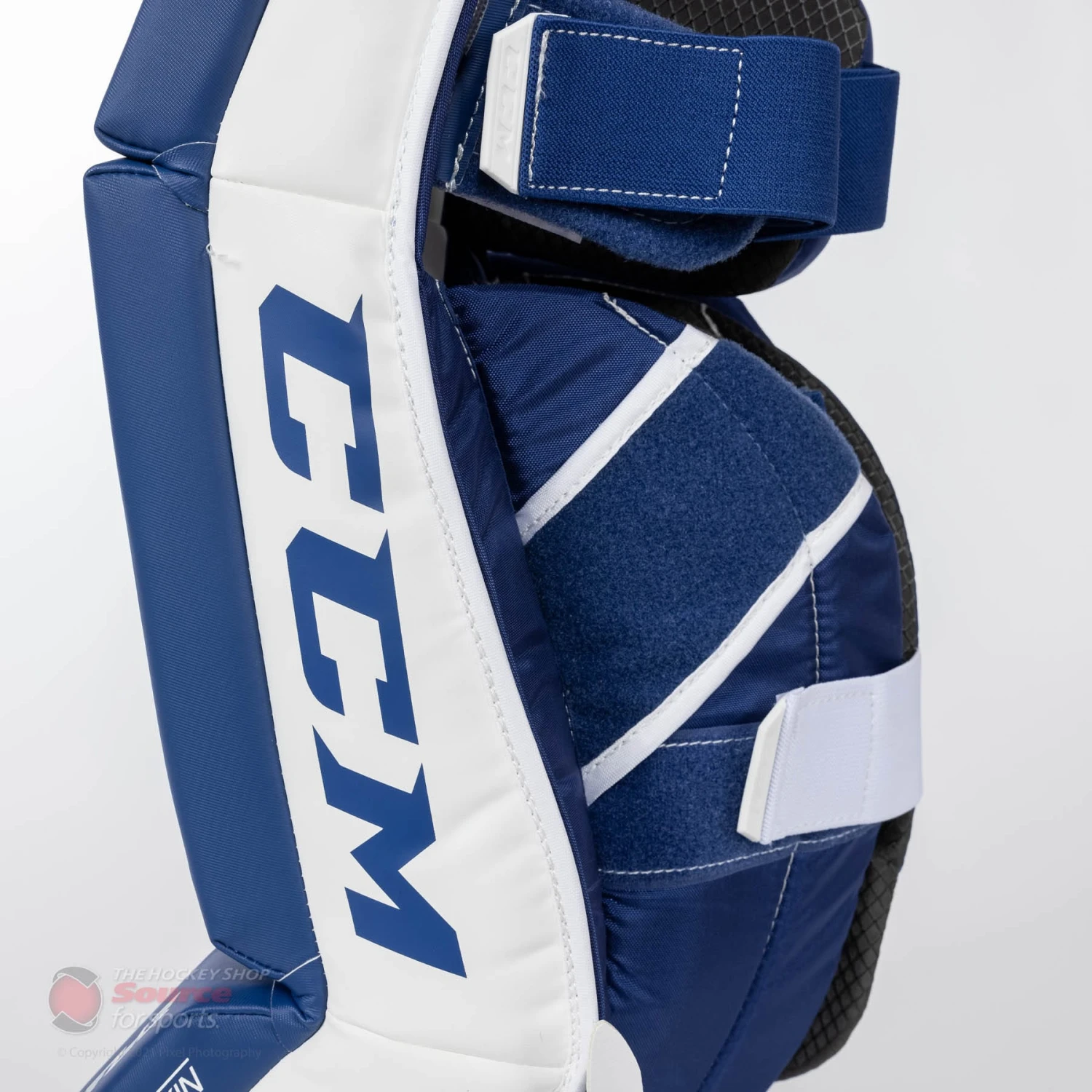 CCM Extreme Flex E5.5 Junior Goalie Leg Pads 10 CCM Extreme Flex E5.5 Junior Goalie Leg Pads - Image 10
