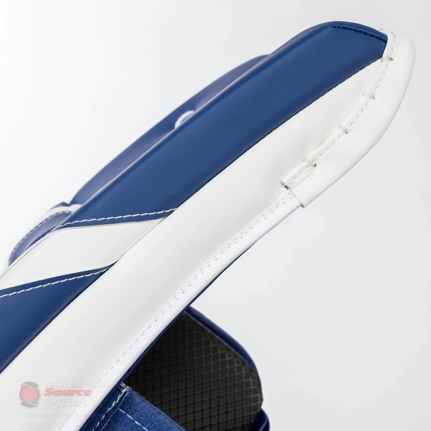 CCM Extreme Flex E5.5 Junior Goalie Leg Pads 7 CCM Extreme Flex E5.5 Junior Goalie Leg Pads - Image 7