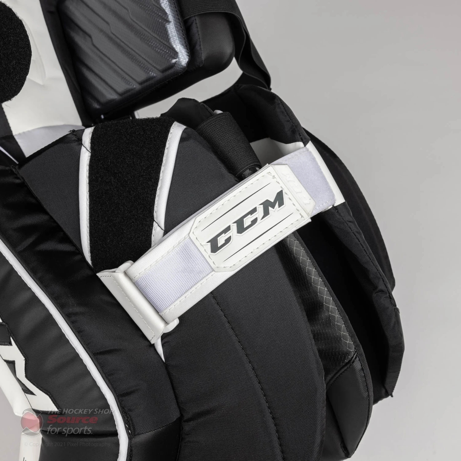 CCM Extreme Flex E5.9 Intermediate Goalie Leg Pads - Source Exclusive 10 CCM Extreme Flex E5.9 Intermediate Goalie Leg Pads - Source Exclusive - Image 10