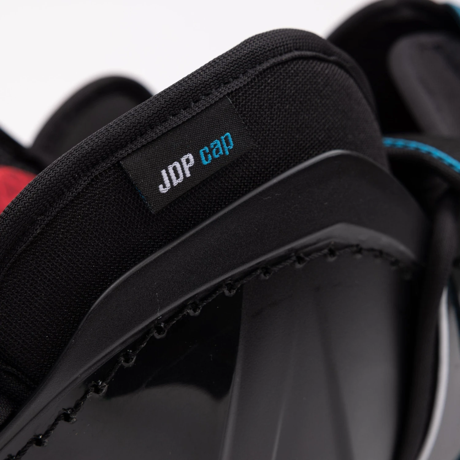 CCM Jetspeed FT680 Junior Hockey Shin Guards 5 CCM Jetspeed FT680 Junior Hockey Shin Guards - Image 5