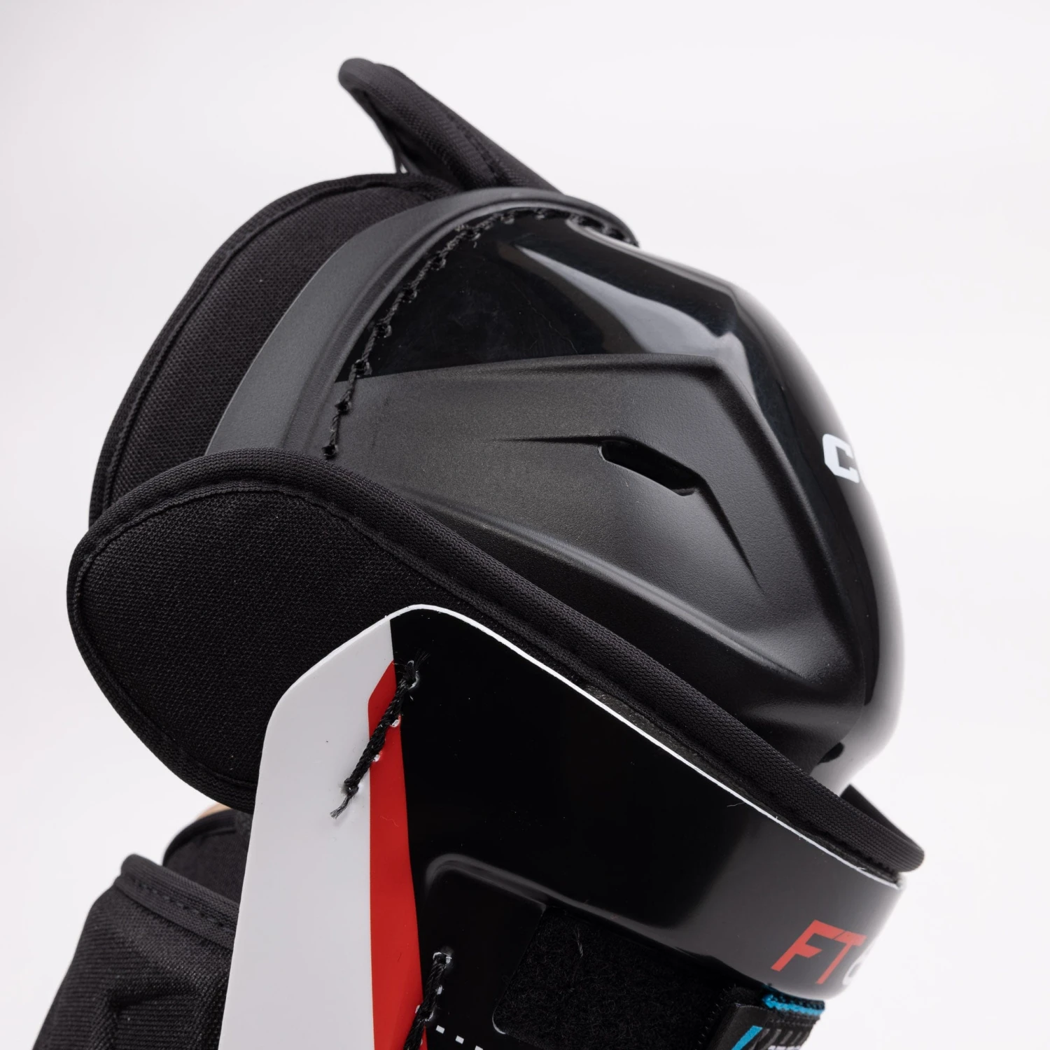 CCM Jetspeed FT680 Junior Hockey Shin Guards 2 CCM Jetspeed FT680 Junior Hockey Shin Guards - Image 2